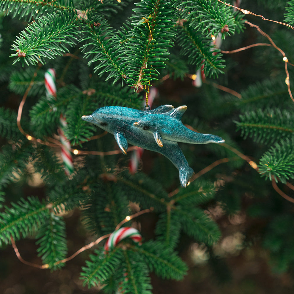 rengöra Blue mother and child dolphins hanging elegantly from a Christmas tree branch
