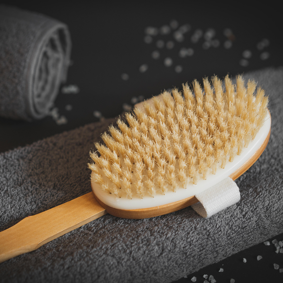 A detailed look at a rengora 20-inch brush head paired with a gray towel