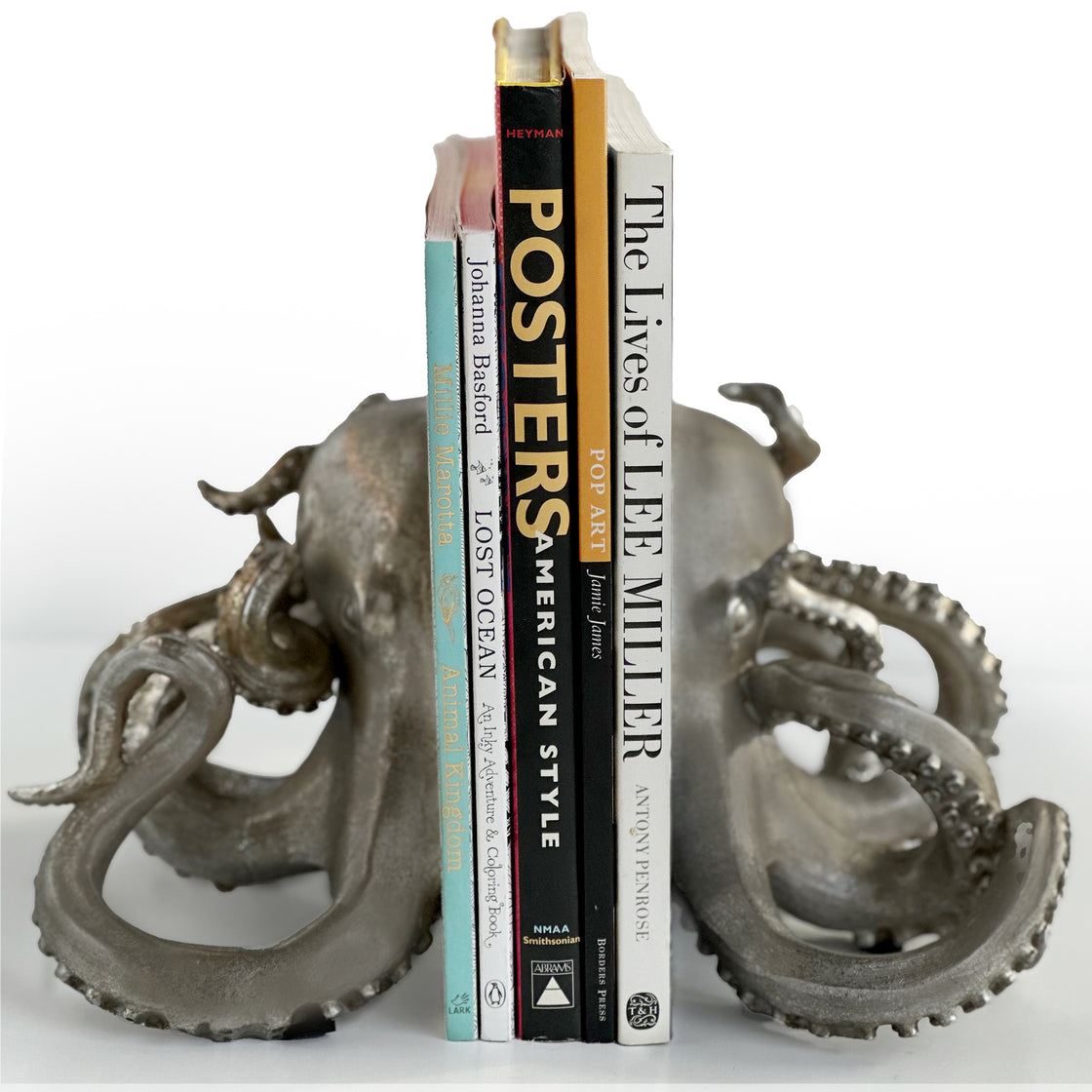 Octopus ocean-themed metal bookends with a blend of silver and copper by rengöra