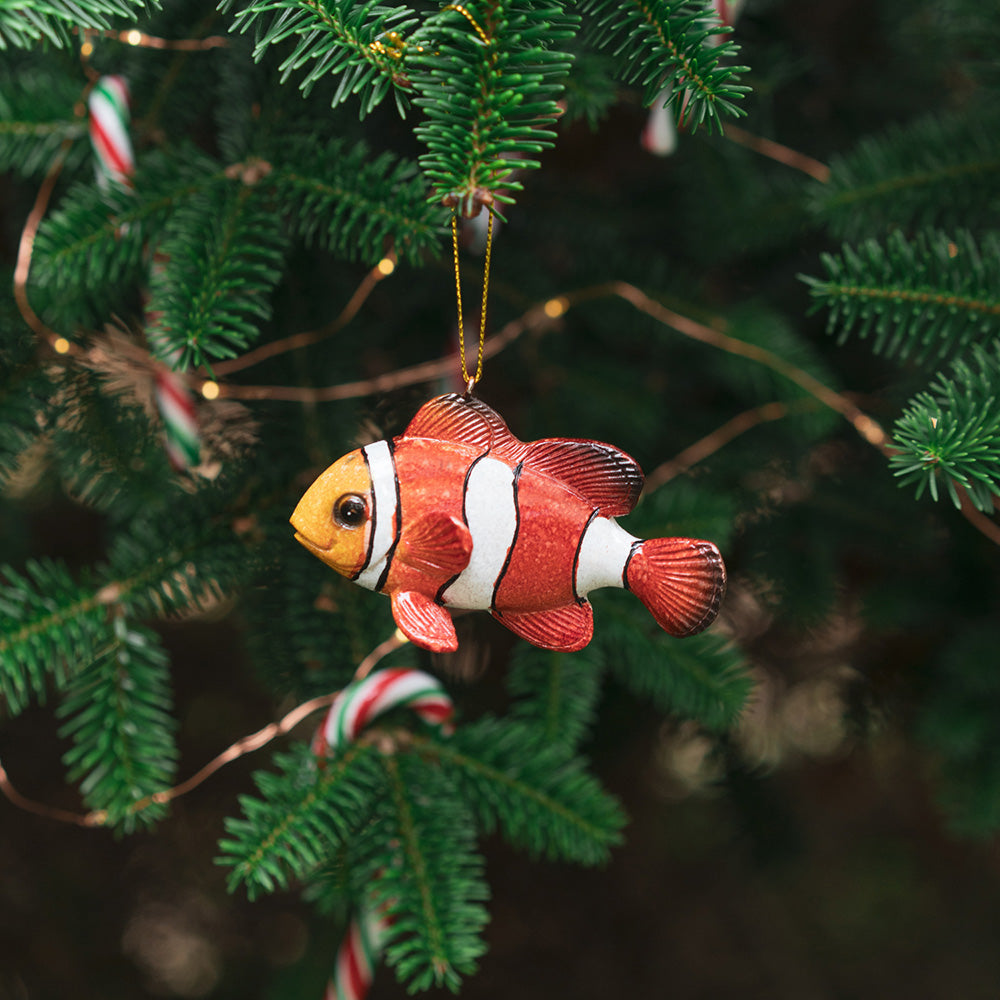 rengöra tropical fish ornament with its vivid colors and intricate detail hangs gracefully from a Christmas tree branch