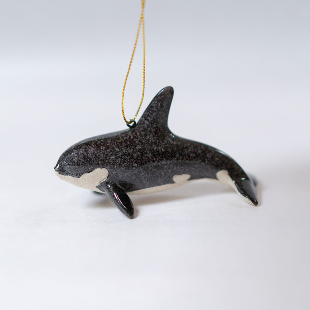 rengora Orca Killer Whale ornament showcasing its distinctive black body and white belly suspended to reveal the hook and rope all against a simple white background