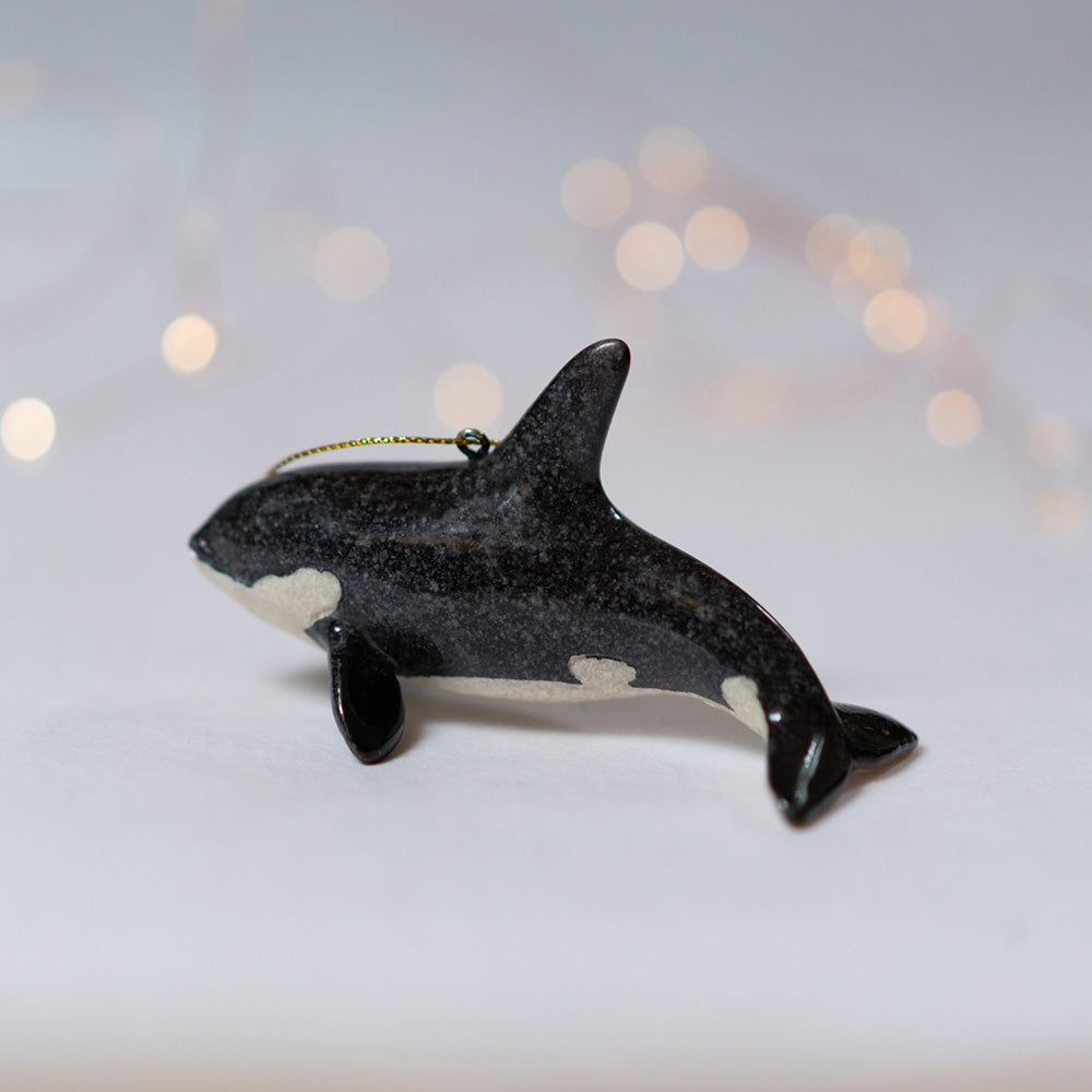  rengora Orca Killer Whale ornament with a backdrop of softly blurred Christmas lights