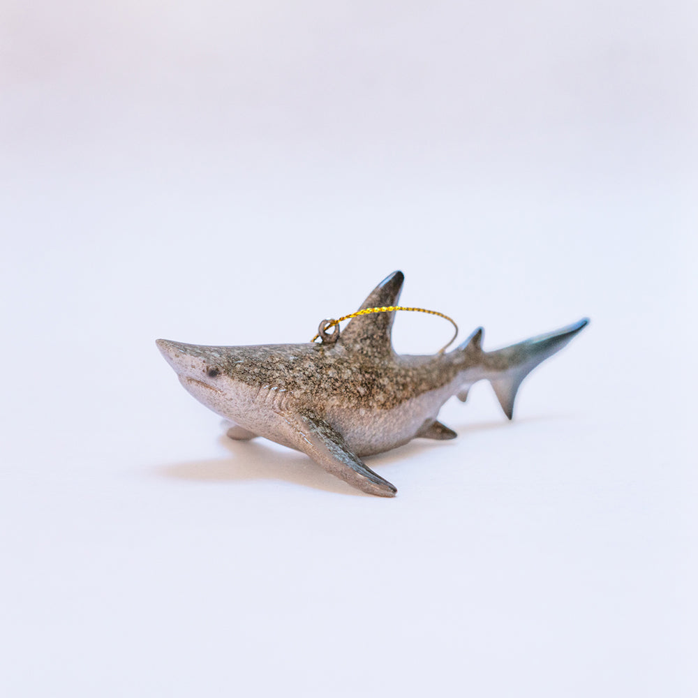 The rengöra shark ornament, seen from a slight front angle, features a design that resembles a real shark with a cute charm, all against a plain white background