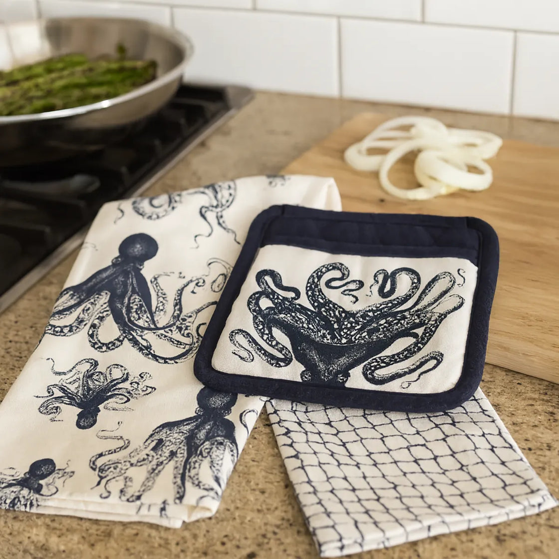 Rengöra octopus kitchen set with cotton tea towels and potholder on countertop near stovetop