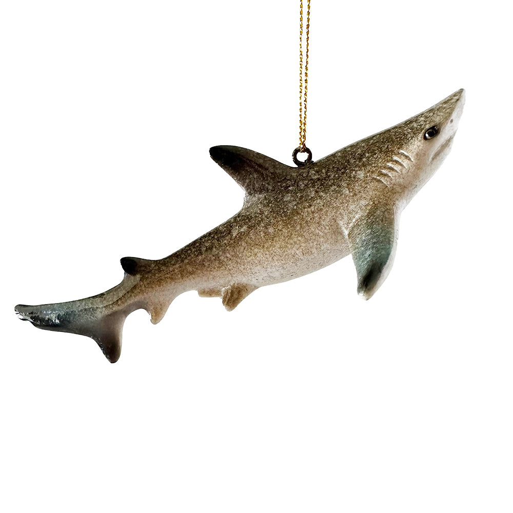 A side perspective of the rengöra shark ornament, clearly demonstrating it hanging, set against a plain background
