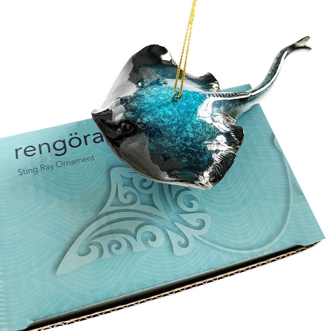 rengöra elegant blue stingray ornament gracefully seated on its stylish packaging