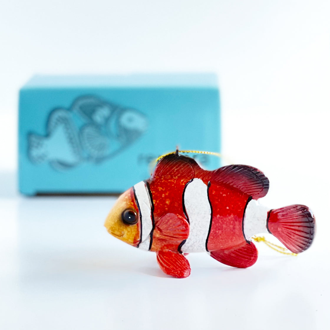 rengöra tropical fish ornament showcases vibrant colors and intricate details against softly blurred background